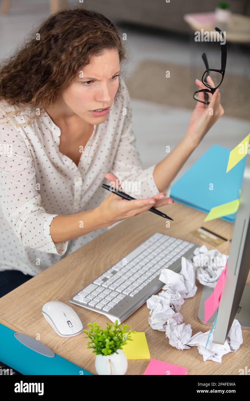 Junge attraktive Frau an einem modernen Schreibtisch Stockfoto