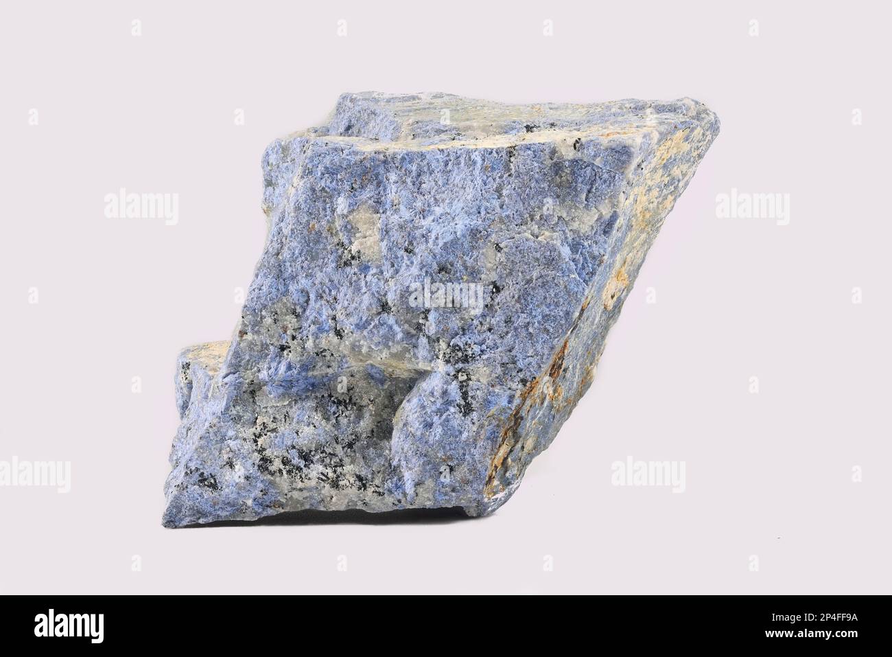 Dumortierit ist ein faseriges, variabel gefärbtes Aluminium-Borsilikat-Mineral Stockfoto