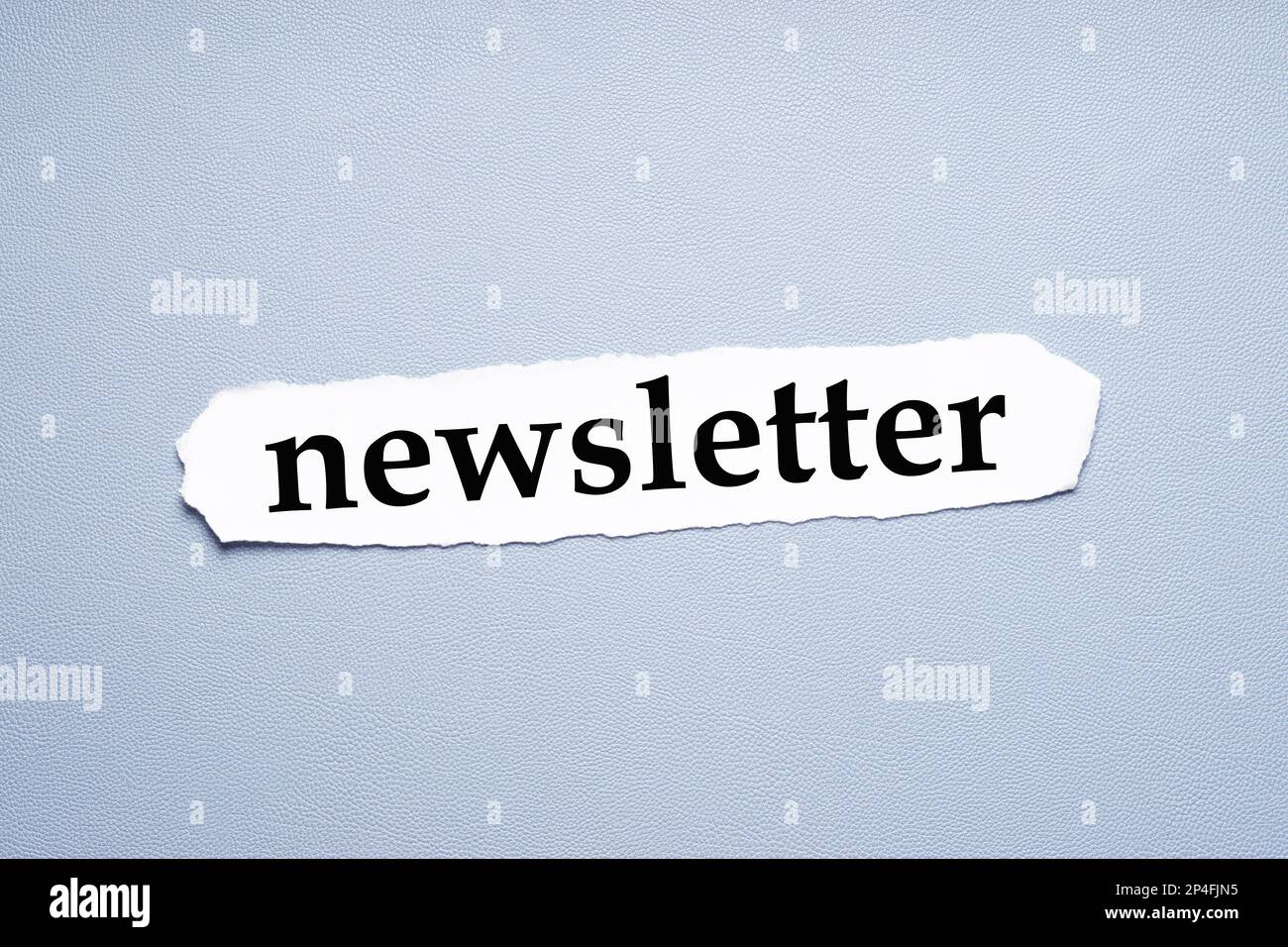 newsletter in Kleinbuchstaben, gedruckt auf zerrissenem Papier Stockfoto