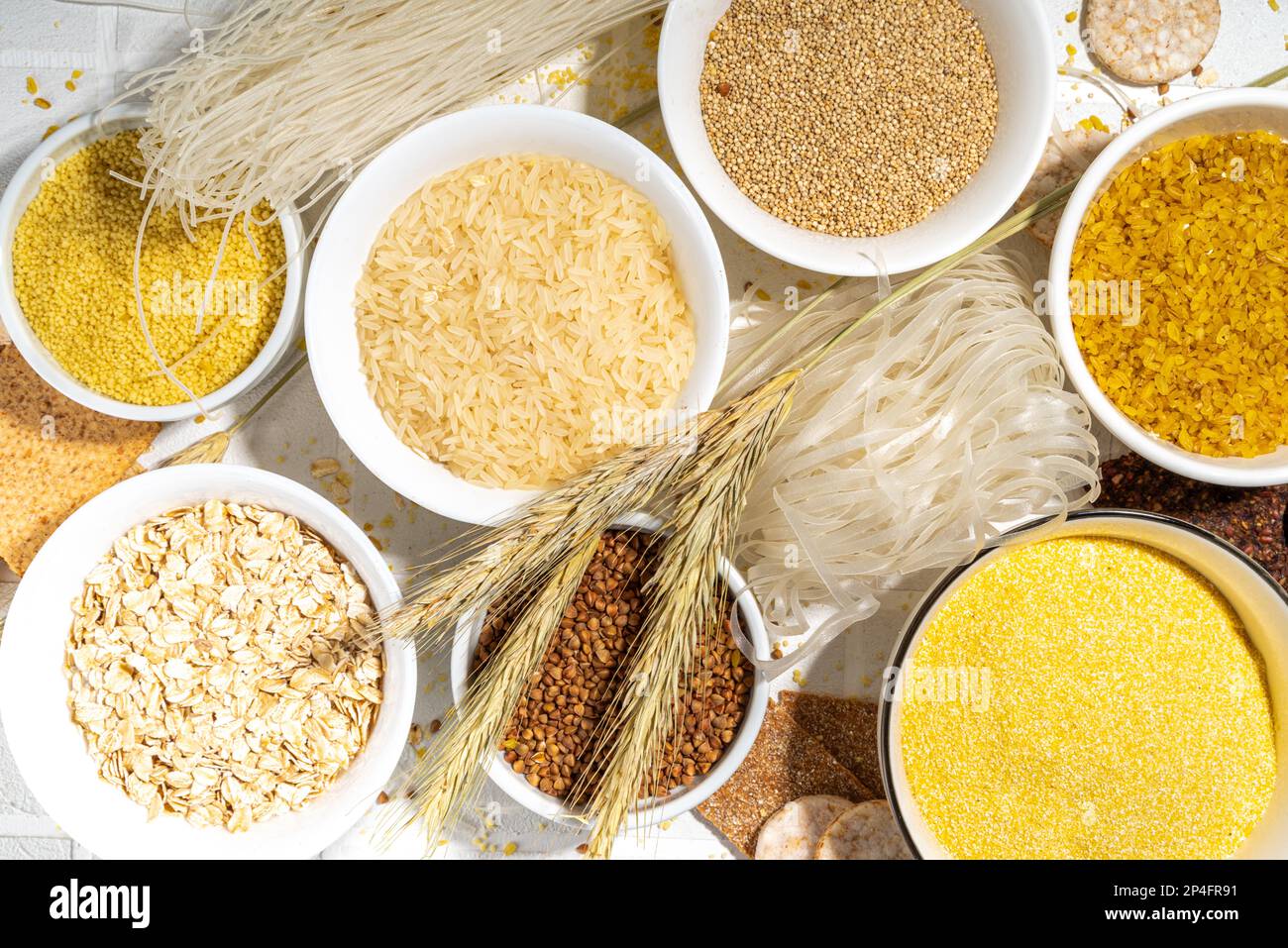 Auswahl an Vollkorngetreide glutenfreies Getreide. Verschiedene glutenfreie Getreidesorten: Reis, Buchweizen, Maisgroats, Quinoa, Hirse, Hafer, Buchweizen, Bulgu Stockfoto