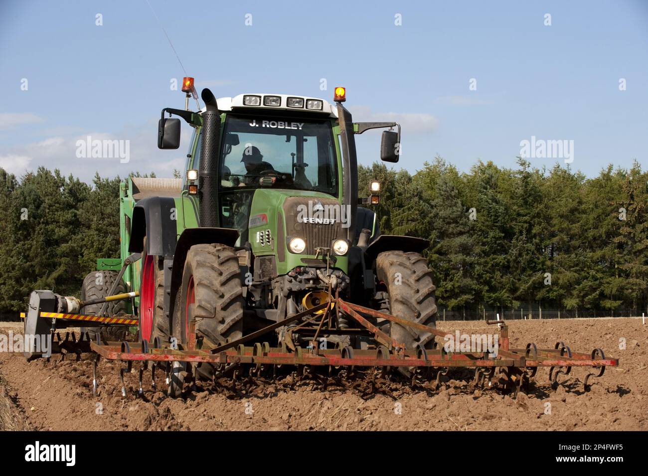 Fendt-Traktor 716 mit Steinpflücker, über neu gepflügtes Feld, England, Großbritannien Stockfoto