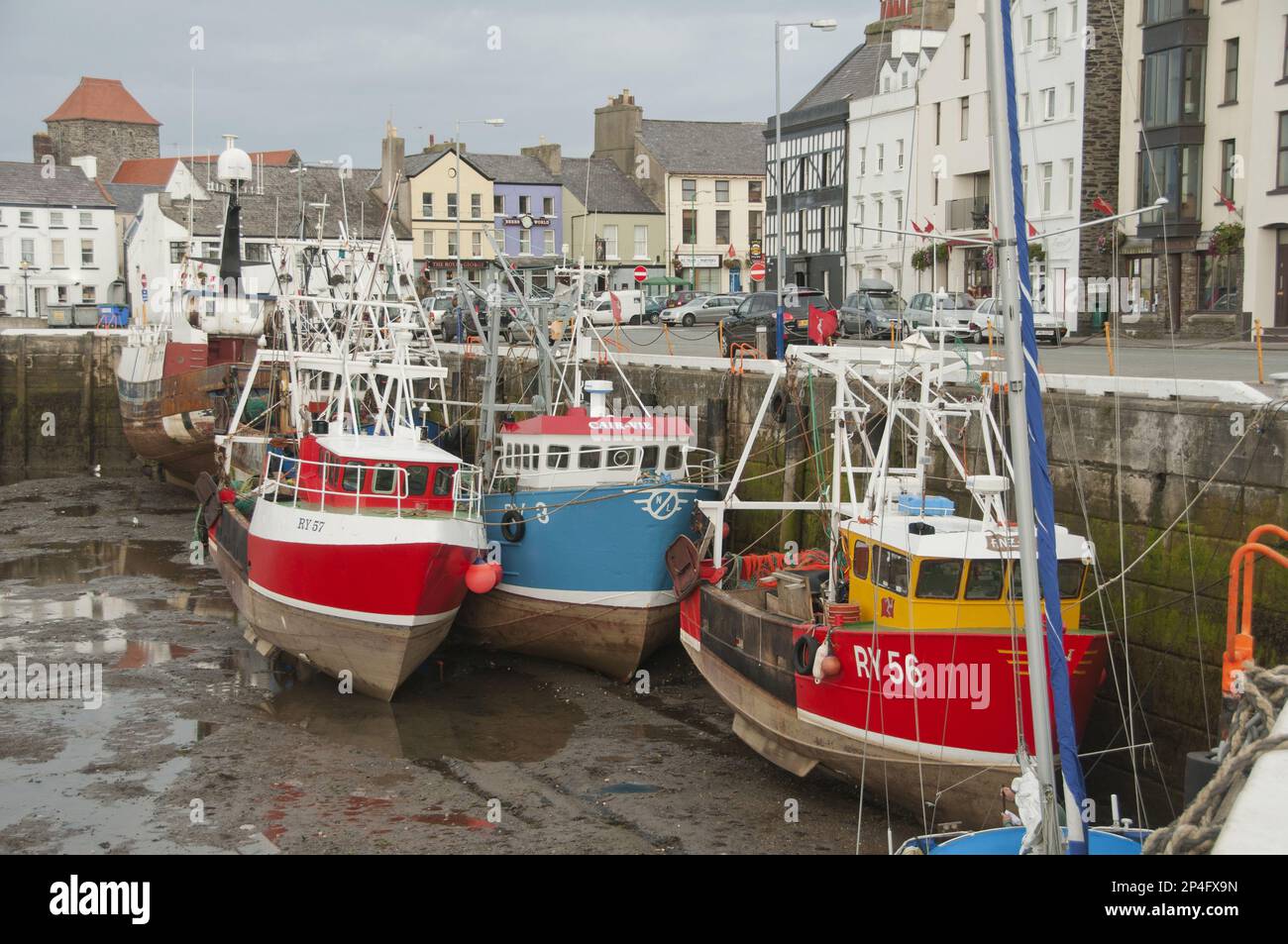 Fischerboote im Hafen einer Küstenstadt, bei Ebbe am Abend, Ramsey, Isle of man Stockfoto