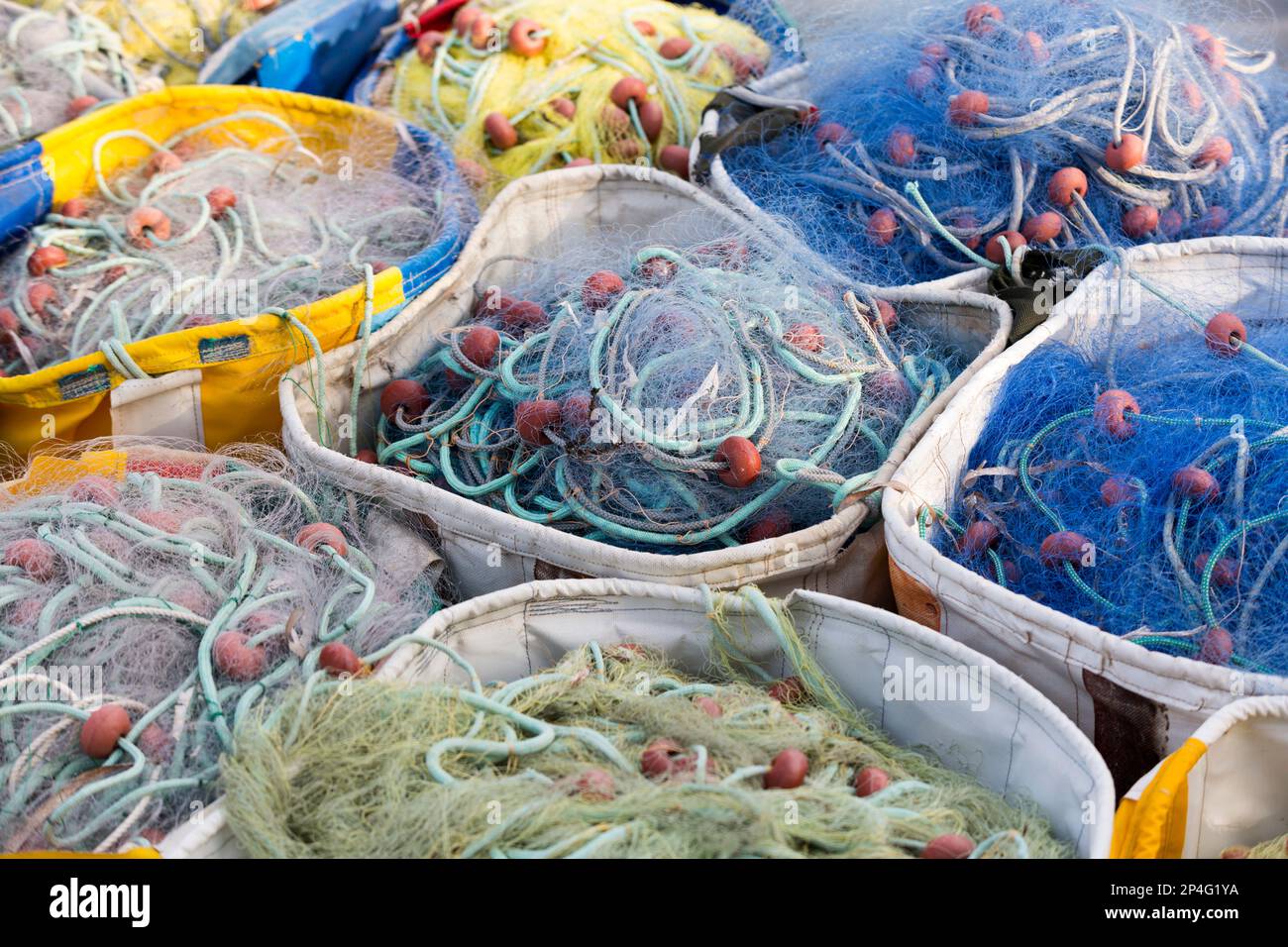 Zypern, Fischernetze und Körbe in Agia Napa. Stockfoto