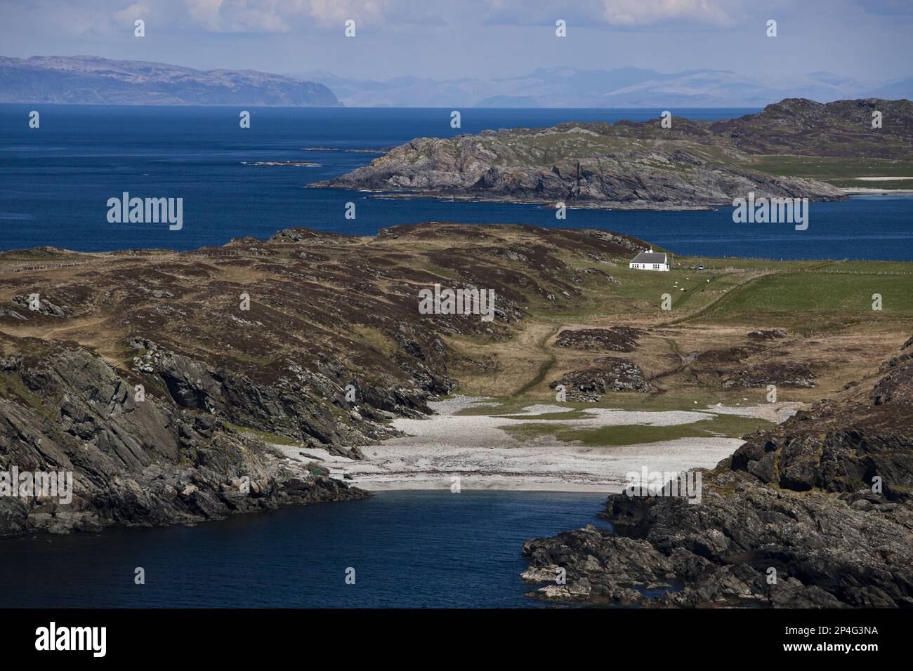 Blick auf die Nordwestküste mit erhöhtem Strand und einsamem Haus, Port nam Fliuchan, Insel Colonsay, Innenhebriden, Schottland, Vereinigtes Königreich Stockfoto