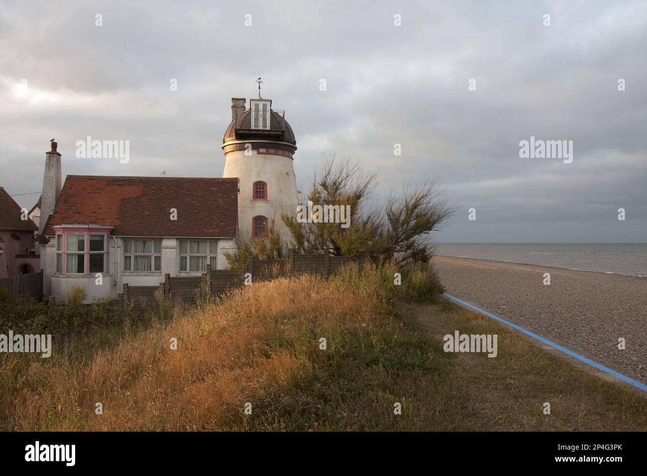 Tower Mill, umgebaut in Wohnunterkünfte am Shingle Beach, Fort Green Mill, Aldeburgh, Suffolk, England, Vereinigtes Königreich Stockfoto
