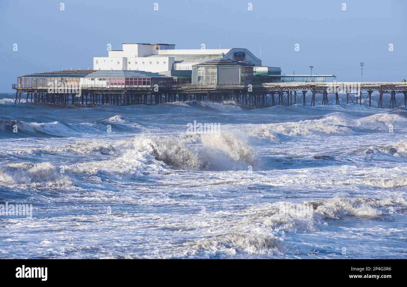 Stürmische Seen und viktorianischer Pier am Meer, North Pier, Blackpool, Lancashire, England, Vereinigtes Königreich Stockfoto