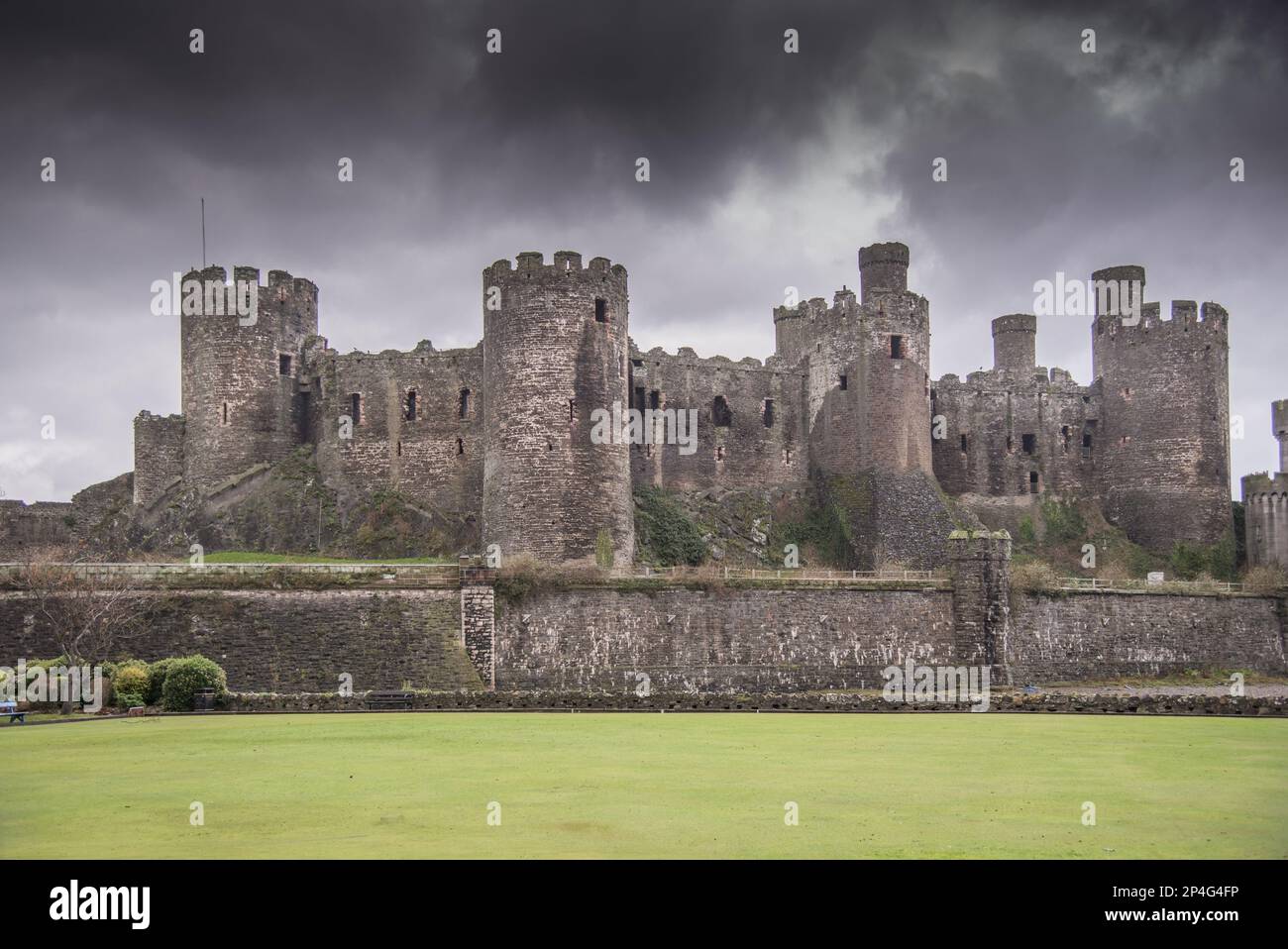 Blick auf mittelalterliche Burgruinen, Conwy Castle, Conwy, Clwyd, Nordwales, Vereinigtes Königreich Stockfoto