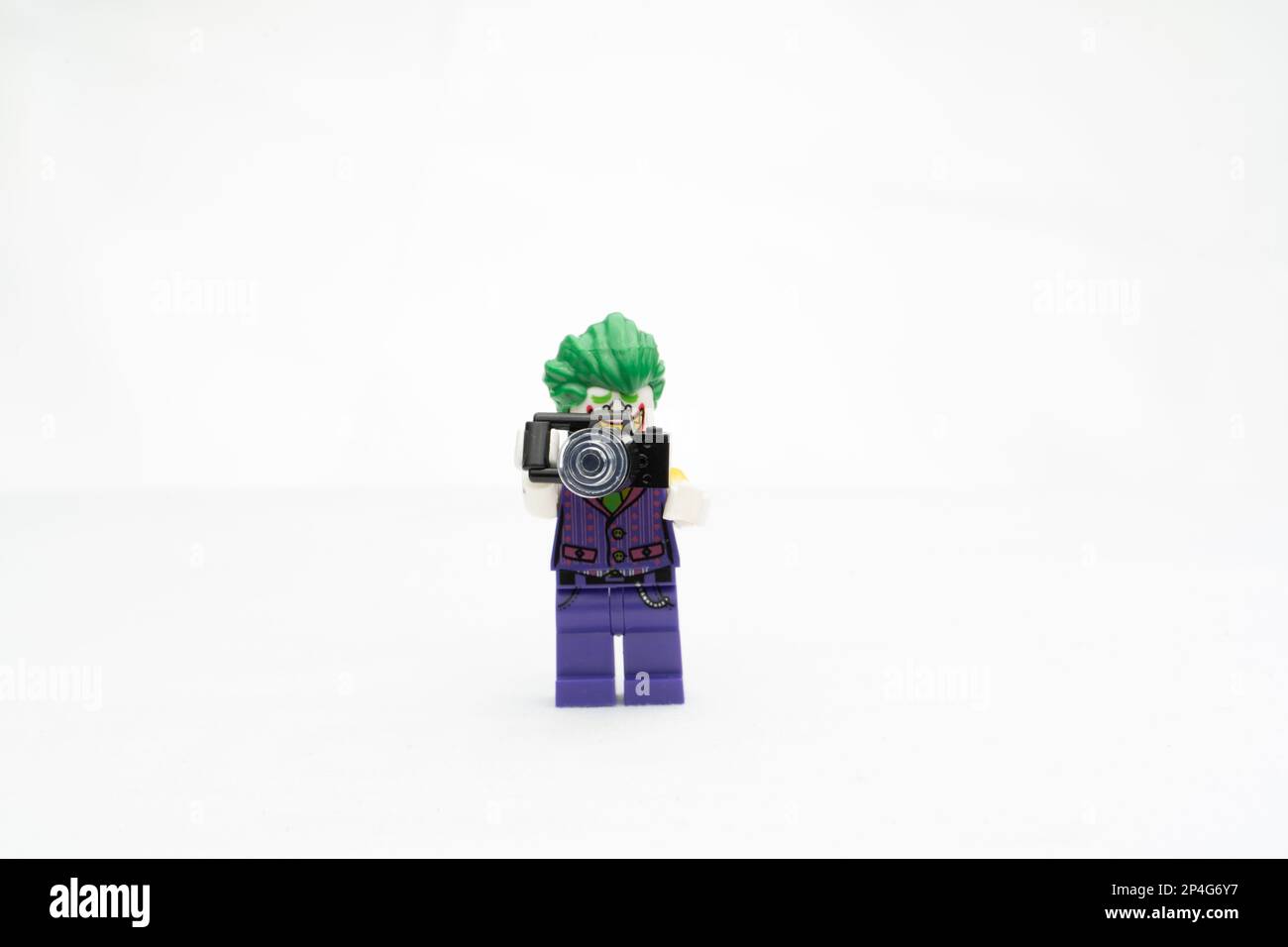 Der LEGO-Charakter Joker hat einen isolierten weißen Hintergrund Stockfoto