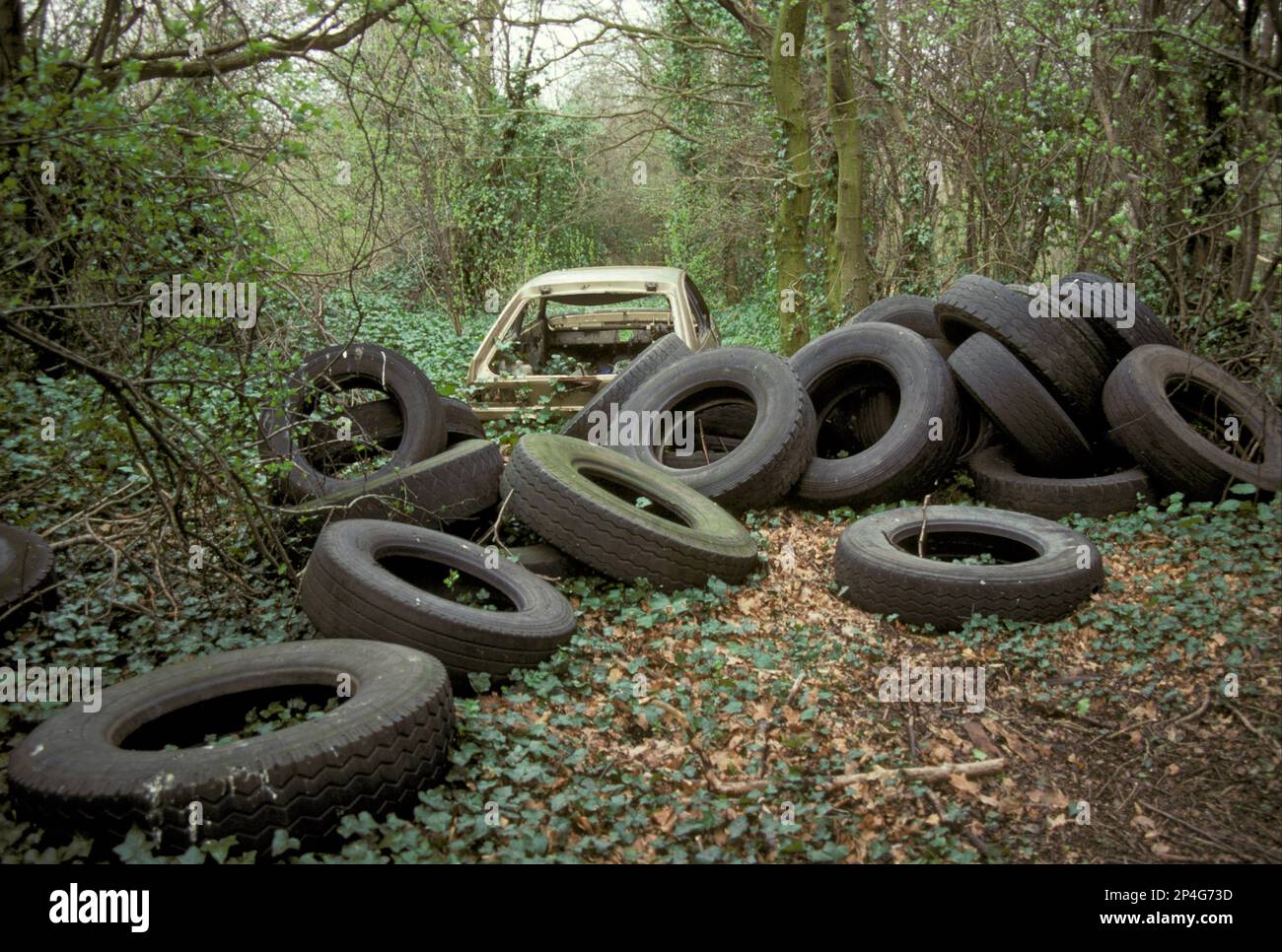 Auto und Reifen auf Räumung, Hainault Forest, Essex, England, Frühling Stockfoto