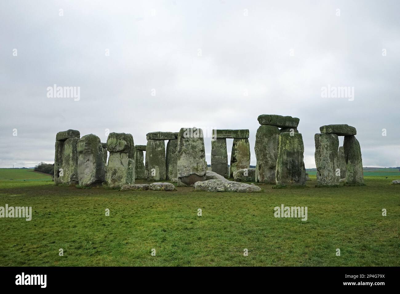 Die natürliche Landschaft von Stonehenge, dem einzigartigen Steinkreis und dem weltweit berühmtesten prähistorischen Denkmal mit wolkigem Himmel Stockfoto