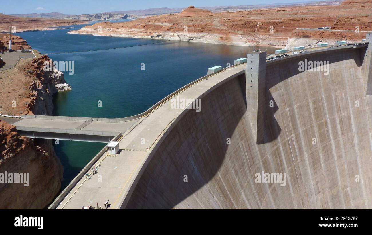 Wasserkraft- und Flussregulierungsdamm mit Reservoir, Glen Canyon Dam, Lake Powell, Colorado River, Arizona, USA Stockfoto