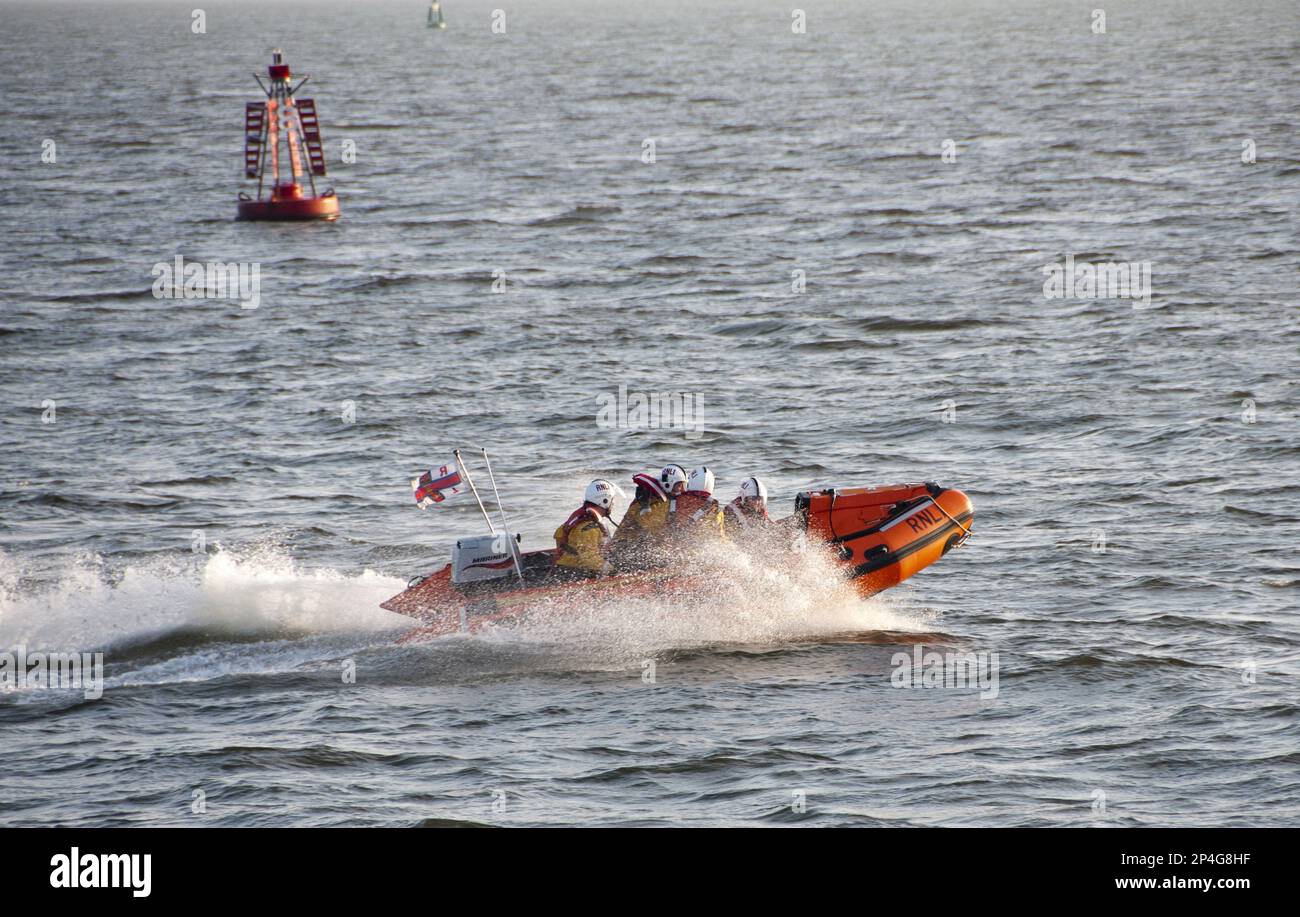 Aufblasbares RNLI-Rettungsboot der D-Klasse im Hafeneingang, Hafen Dublin, Dublin Bay, Irland Stockfoto