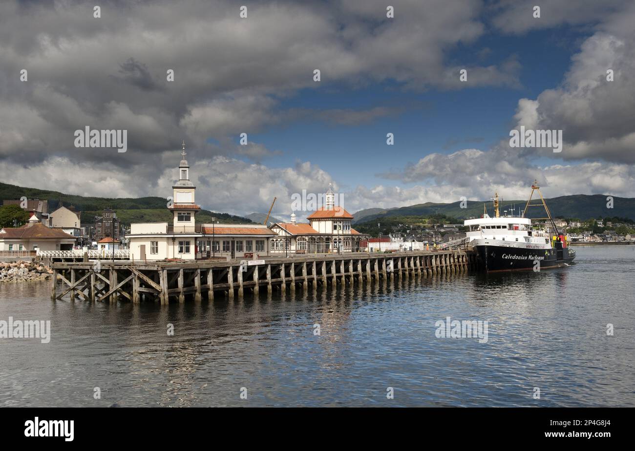 Caledonian McBrayne Fähre, die den Hafen, Dunoon Quay, Dunoon, Firth of Clyde, Argyll und Bute anlegt, Schottland, Vereinigtes Königreich Stockfoto
