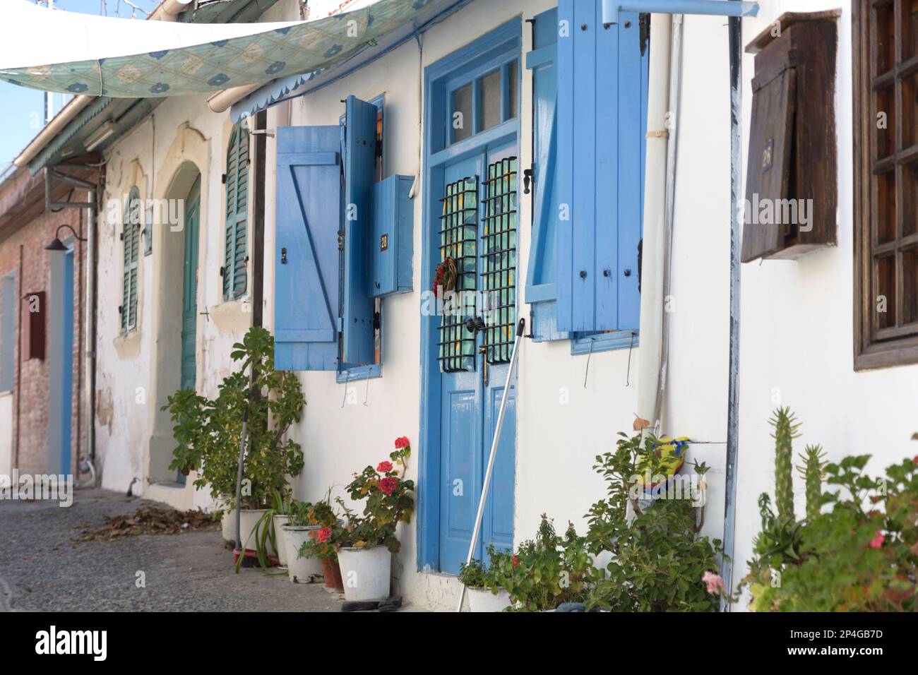 Zypern, Omodos, die blauen und weißen Häuser, ein gemeinsames Thema in ganz Zypern. Stockfoto