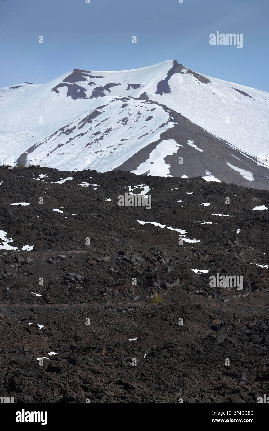 Lavafelsen, Schnee, Vulkan, Ätna, Sizilien, Italien Stockfoto