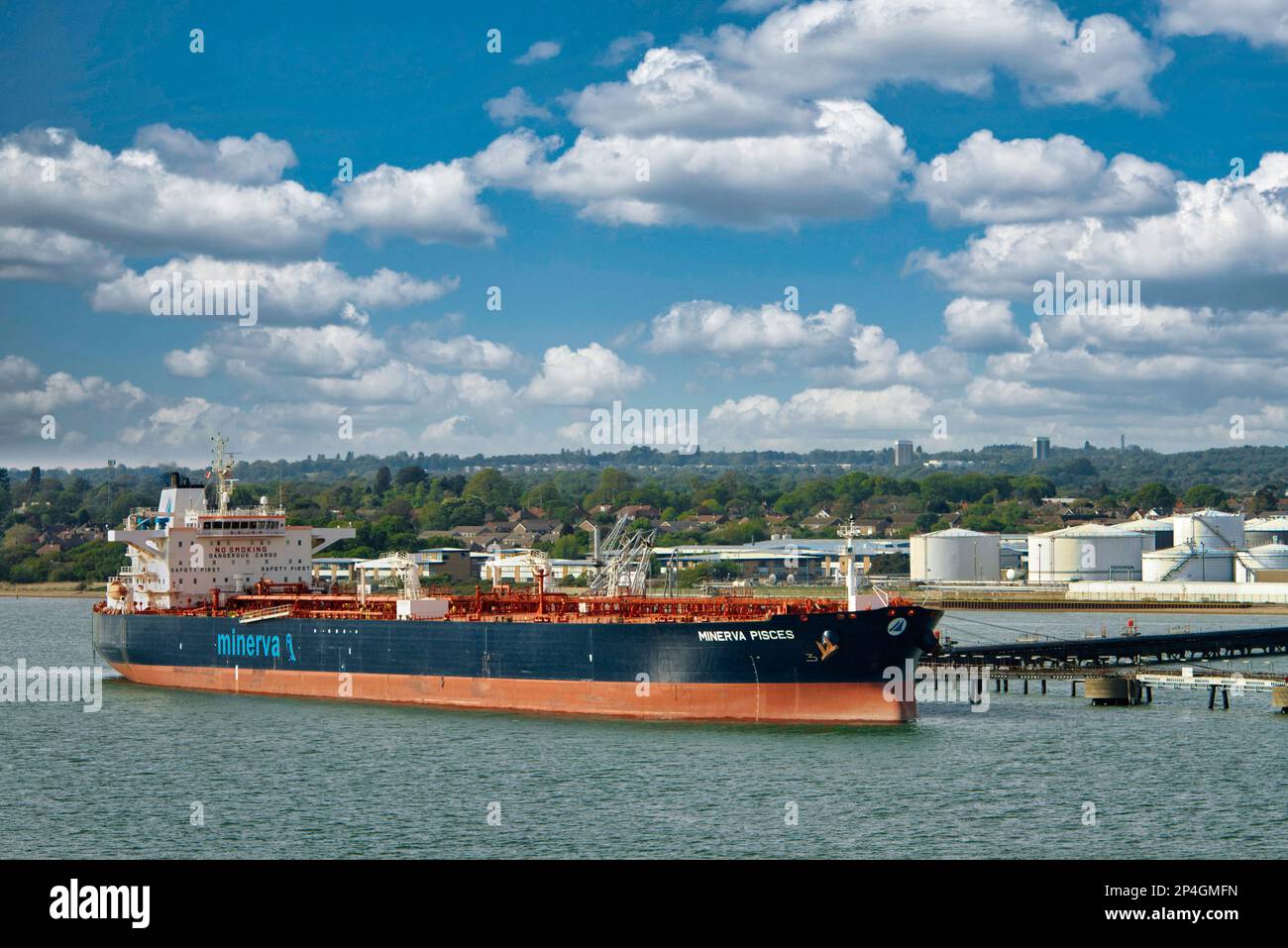 Tanker liegt in der Fawley Oil Refinery, Southampton, Großbritannien Stockfoto