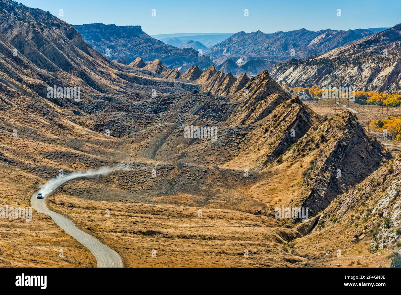 Das Cockscomb Monocline, Fahrzeug auf der Cottonwood Road in Cottonwood Canyon, Grand Staircase Escalante National Monument, Utah, USA Stockfoto