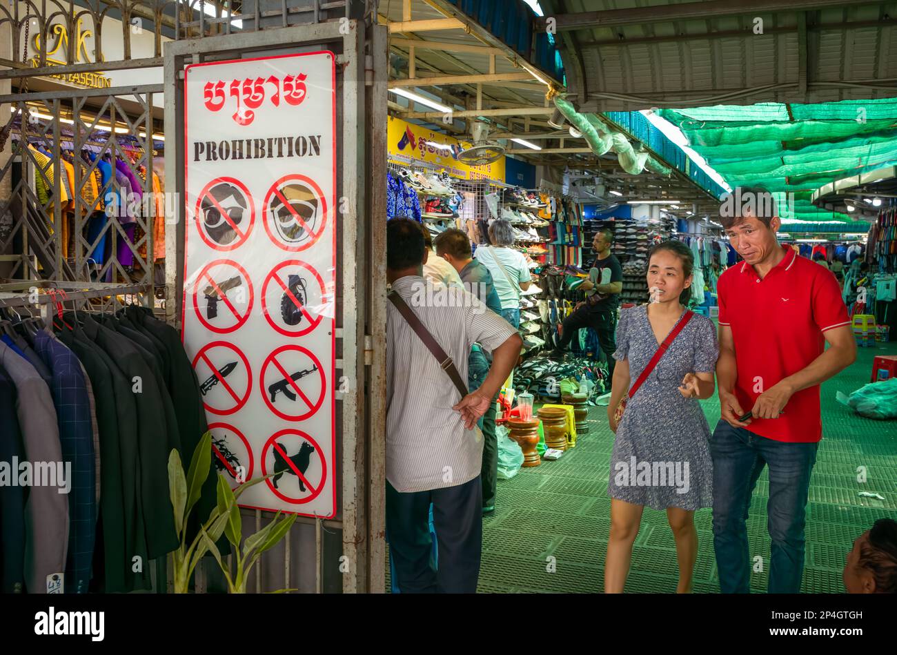 Ein Schild, das die Menschen vor der Liste der prohiobitierten Gegenstände warnt, die nicht auf dem Zentralmarkt in Phnom Penh, Kambodscha, mitgenommen werden dürfen. Die Liste enthält Waffen, Stockfoto Ein Schild, das die Menschen vor der Liste der prohiobitierten Gegenstände warnt, die nicht auf dem Zentralmarkt in Phnom Penh, Kambodscha, mitgenommen werden dürfen. Die Liste enthält Waffen, Stockfoto