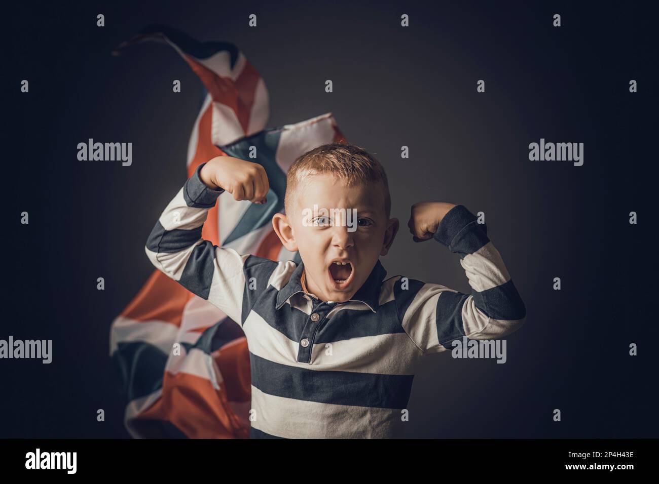 Porträt eines Jubelkindes und englische Flagge im Hintergrund Stockfoto
