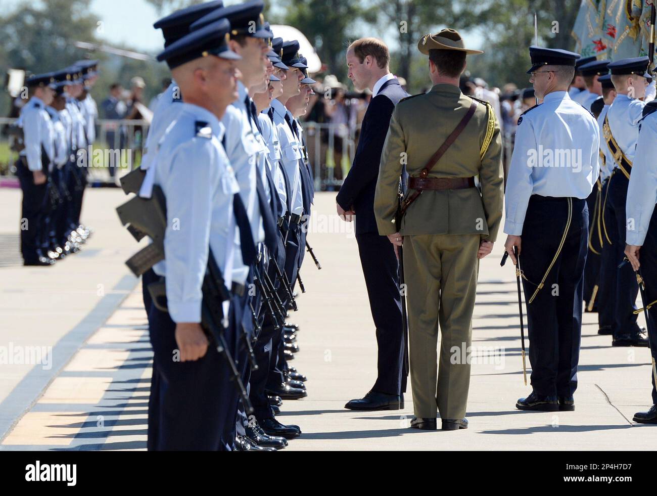 Britain's Prince William, center, inspects a guard of honor during his visit to RAAF Base Amberley, west of Brisbane, Australia, Saturday, April 19, 2014. William and his wife Kate, the Duchess of Cambridge, are on a three-week tour of Australia and New Zealand, the first official trip overseas with their son, Prince George. (AP Photo/Dan Peled, Pool) Stockfoto