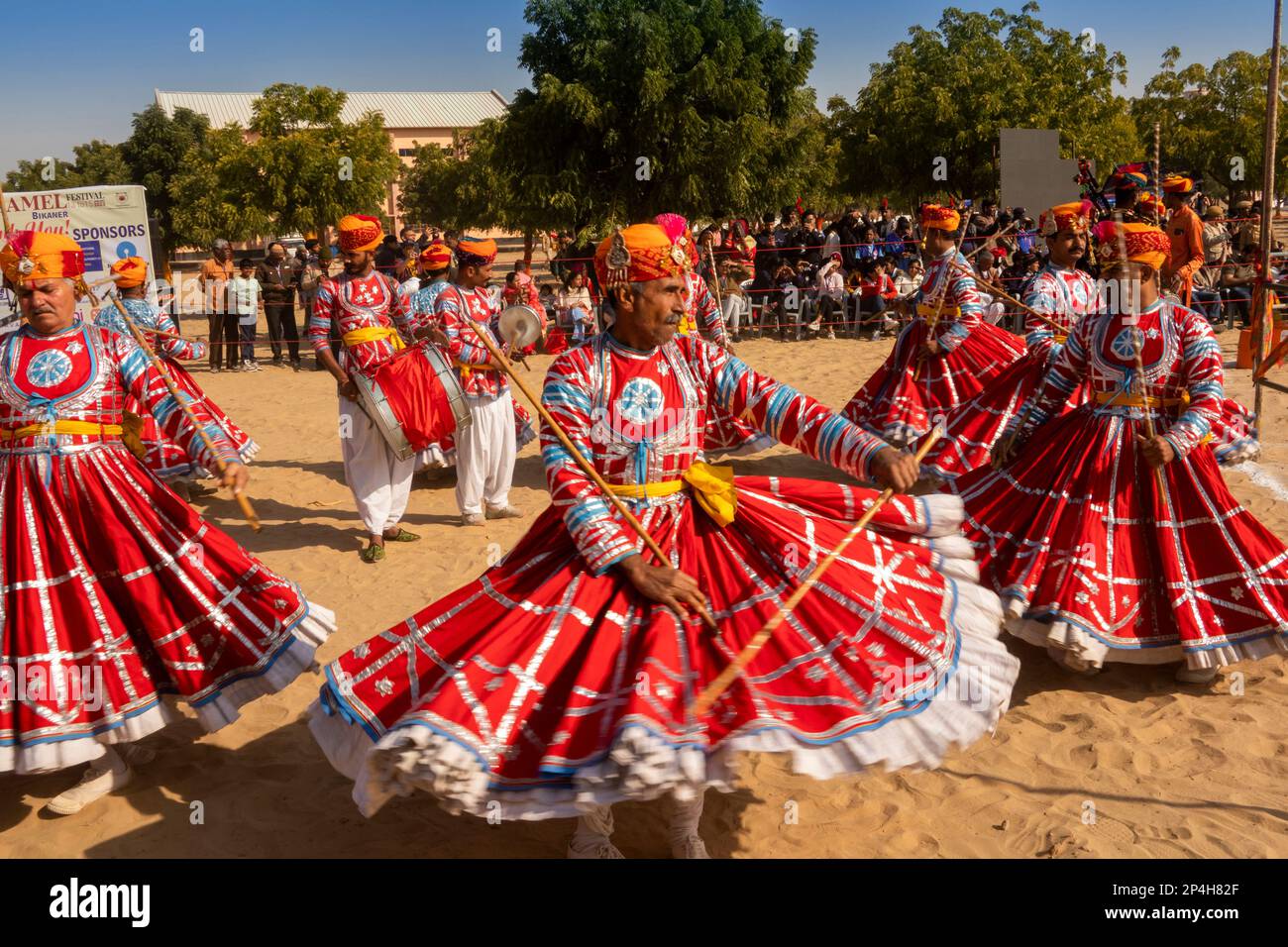 Indien, Rajasthan, Bikaner, National Camel Research Centre, Kamelfestival, traditionelle Rajasthani Folk Tänzer Stockfoto