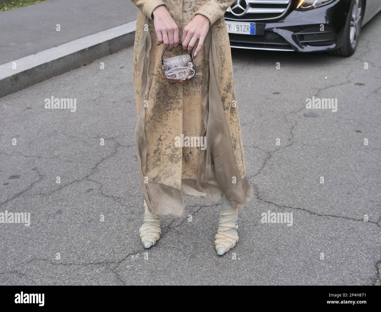 Modeblogger posiert für Fotografen vor der Diesel-Modenschau während der Milano Fashion Week im Herbst 2023/2024 Stockfoto