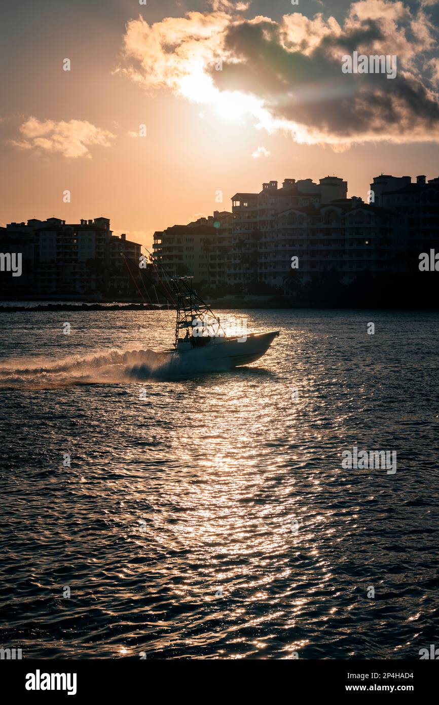 Sonnenuntergang über dem Meer miami Bootsleben Stockfoto