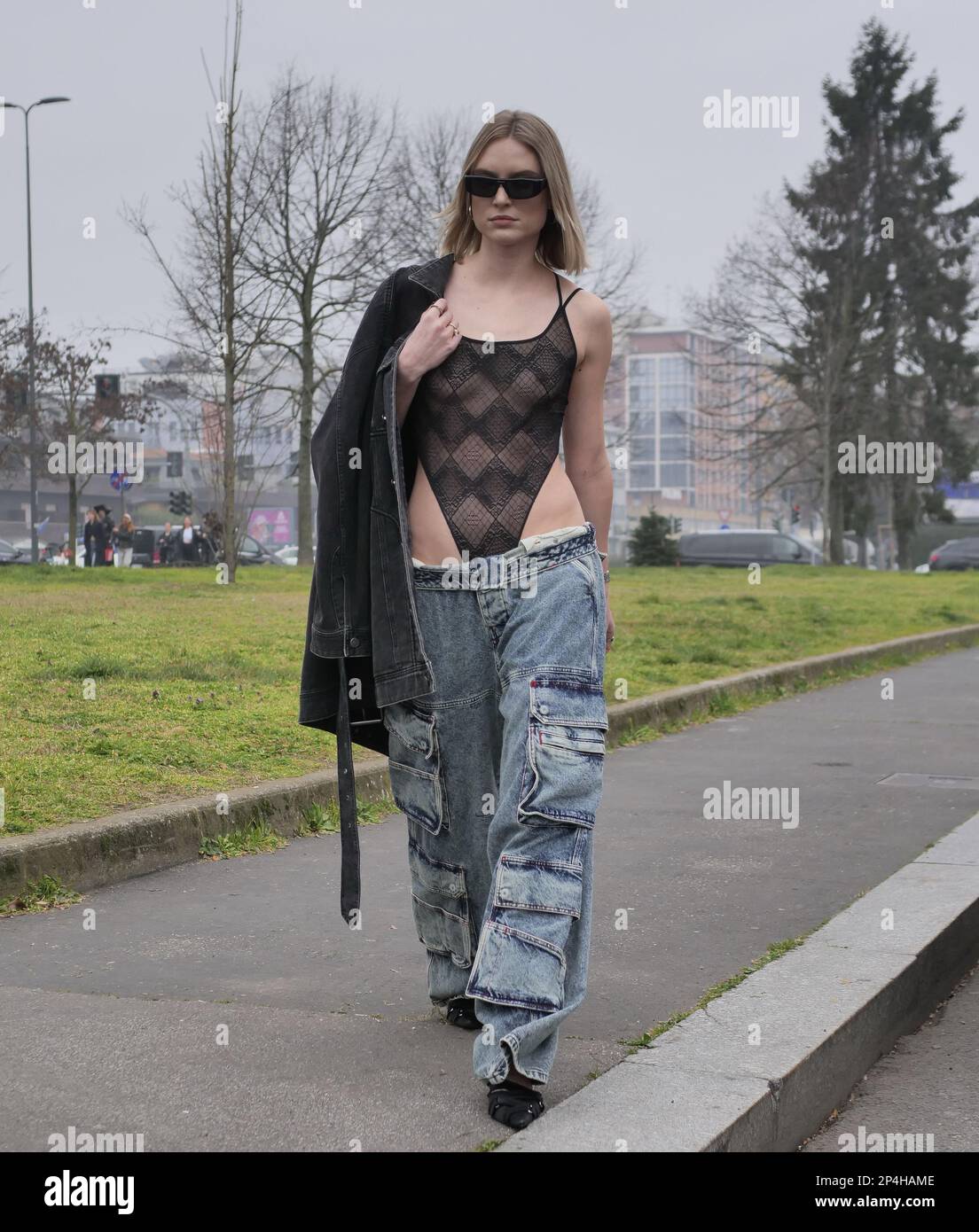 Modeblogger posiert für Fotografen vor der Diesel-Modenschau während der Milano Fashion Week im Herbst 2023/2024 Stockfoto