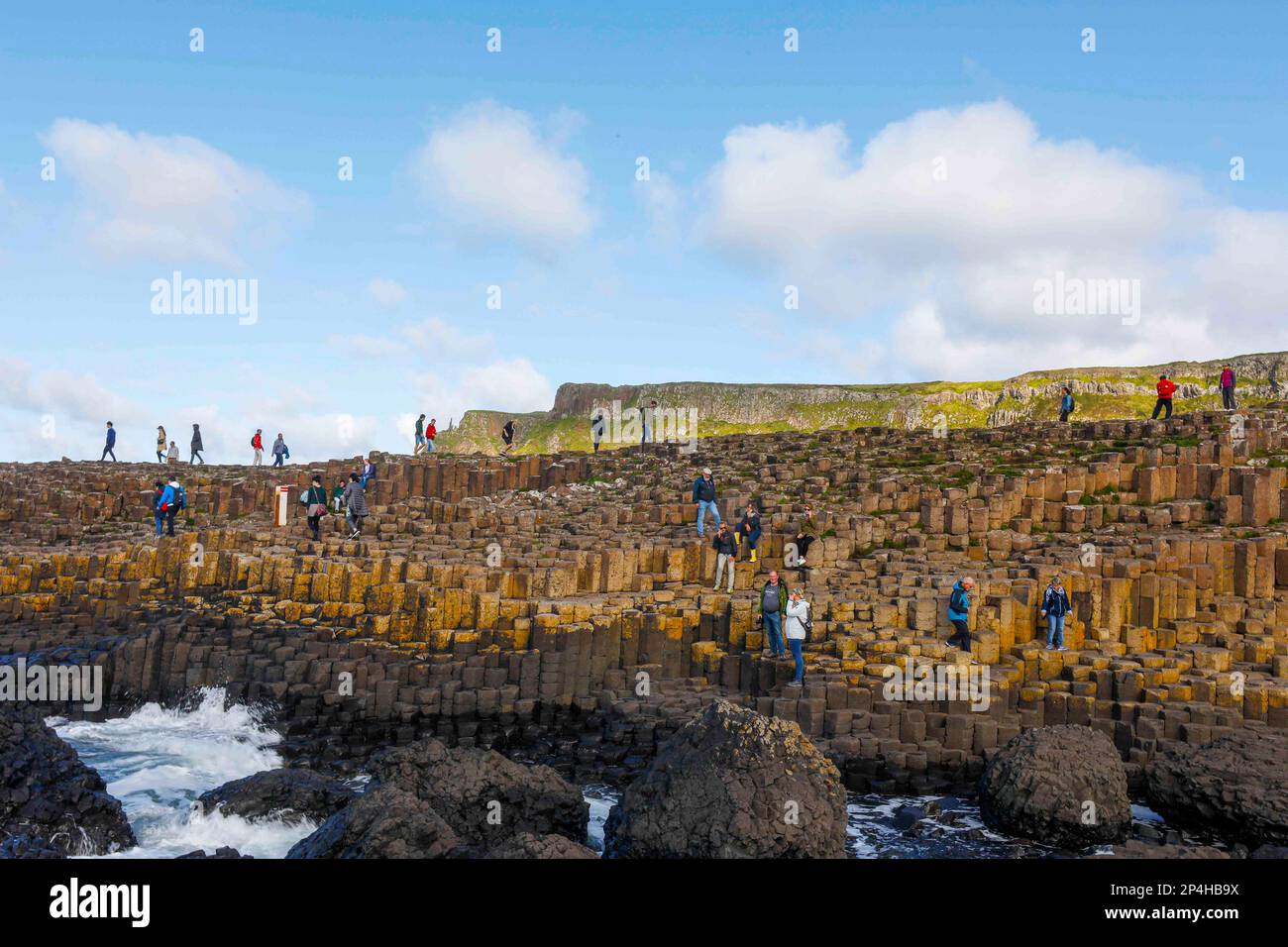Giant's Causeway zieht Touristen in Irland an Stockfoto