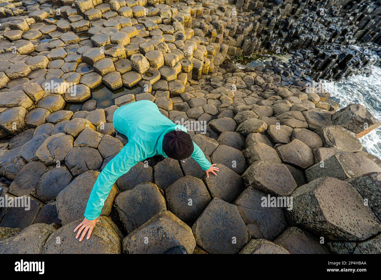 Frau geht auf einer einzigartigen Felsformation in Irland spazieren Stockfoto