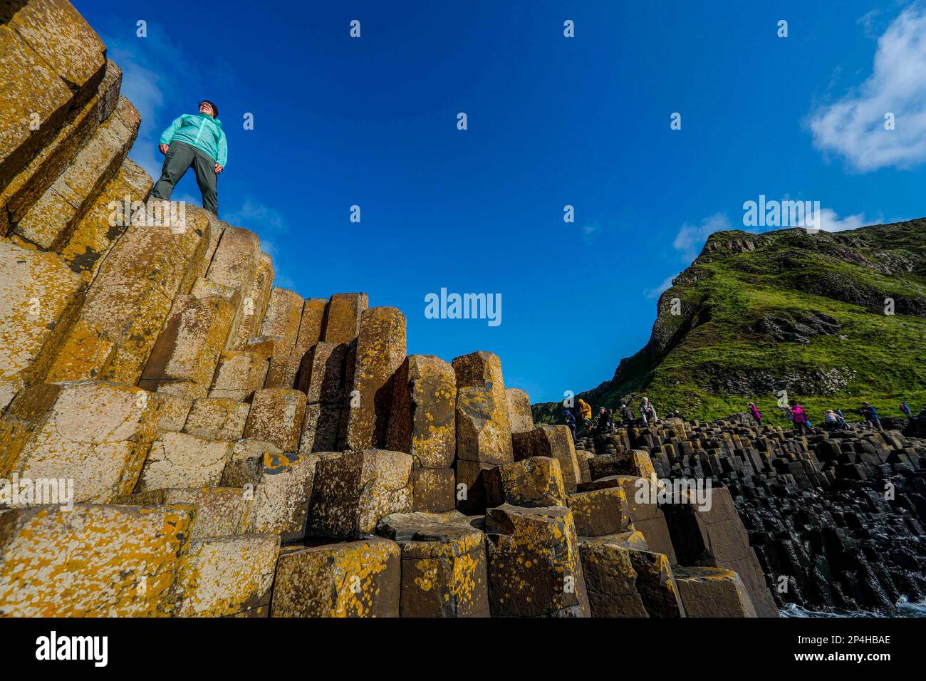 Die Frau steht auf Felsen in Giants Damm Stockfoto