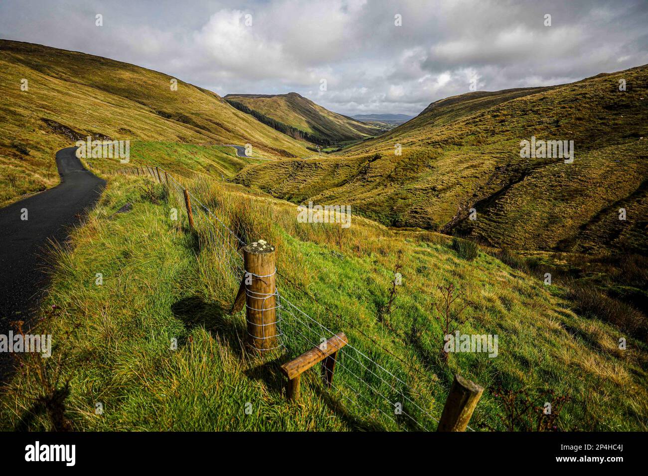 Straße entlang der Hügel Nordirlands Stockfoto