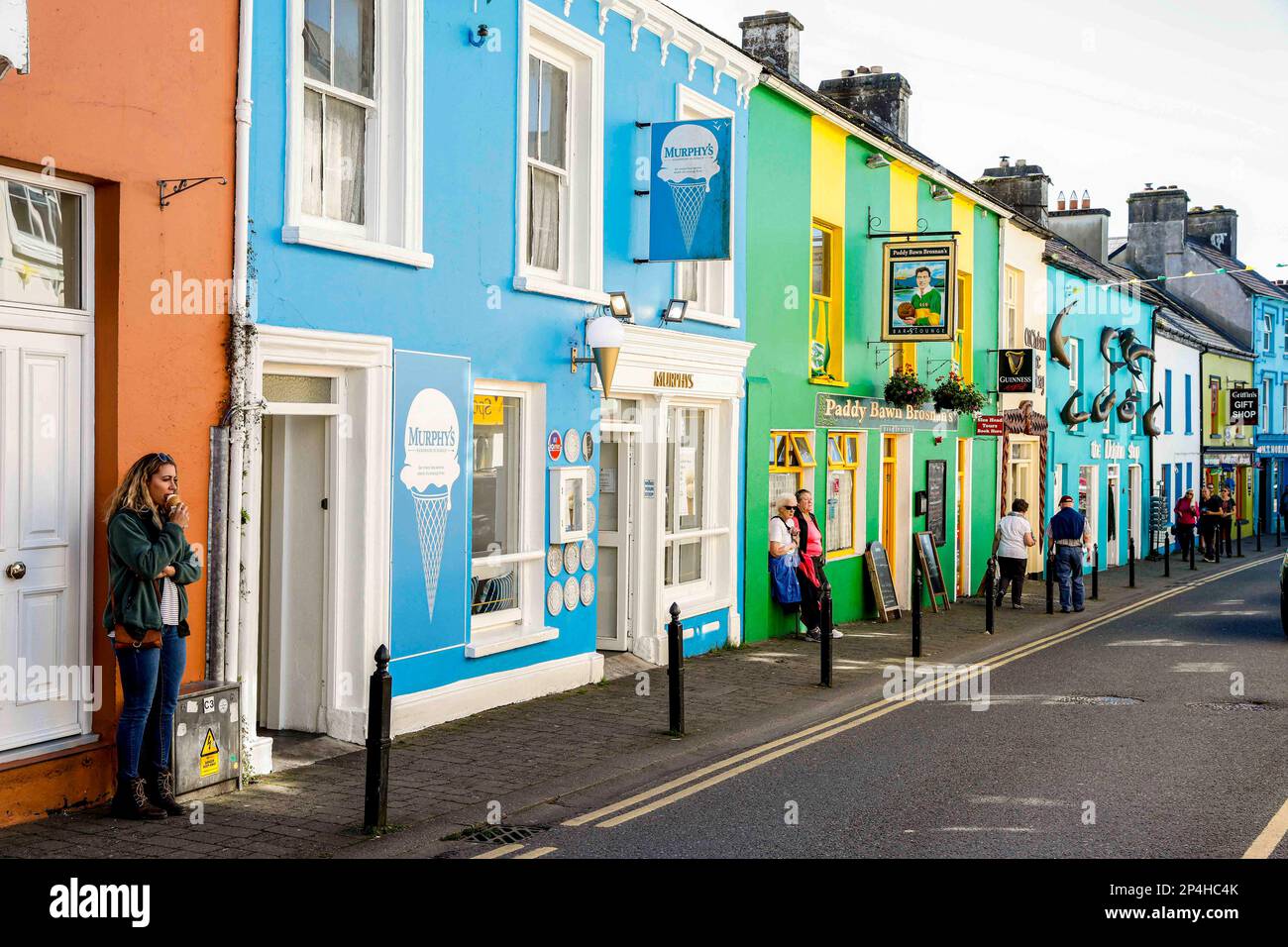 Farbenfrohe Geschäfte und Gäste in Dingle, Irland Stockfoto