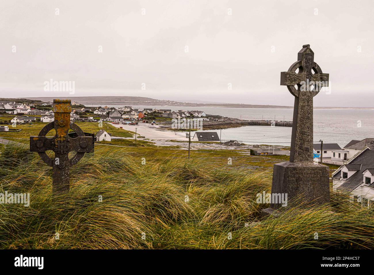 Keltisches Kreuz auf einer kleinen Inselstadt in Irland Stockfoto