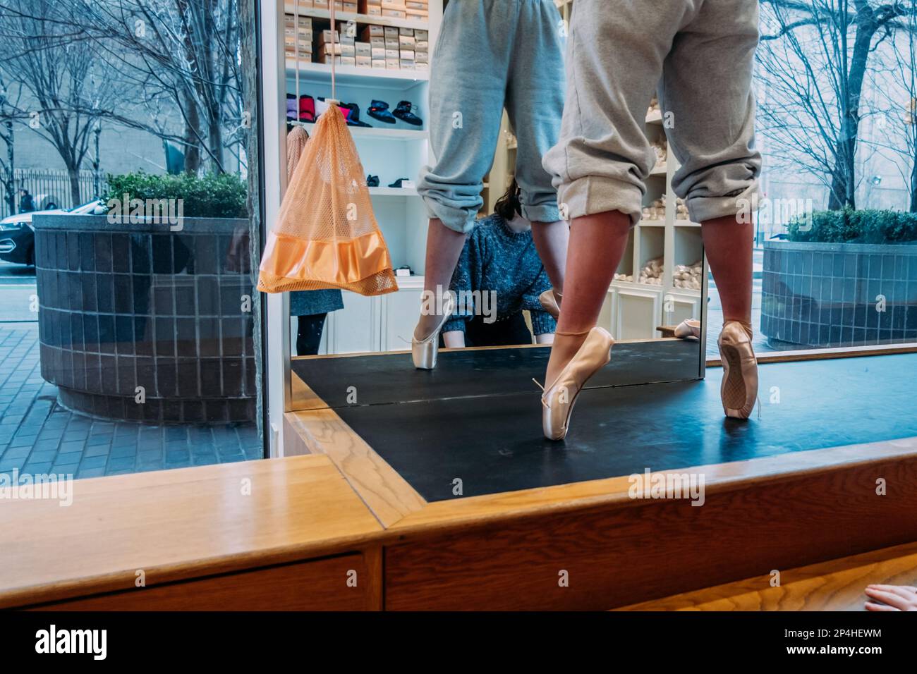 Teenager-Mädchen, die für Tanzschuhe ausgestattet werden Stockfoto