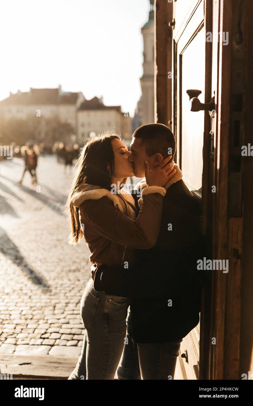 Mann und Frau küssen und umarmen sich in Herbstsonnen Stockfoto