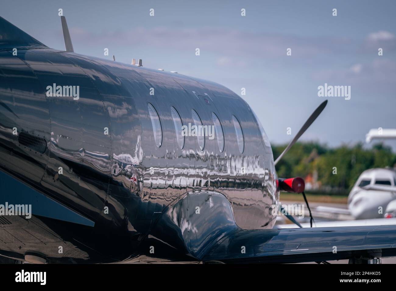 Blick auf das Flugzeug auf der Landebahn, bereit zum Abheben von Fenstern Stockfoto