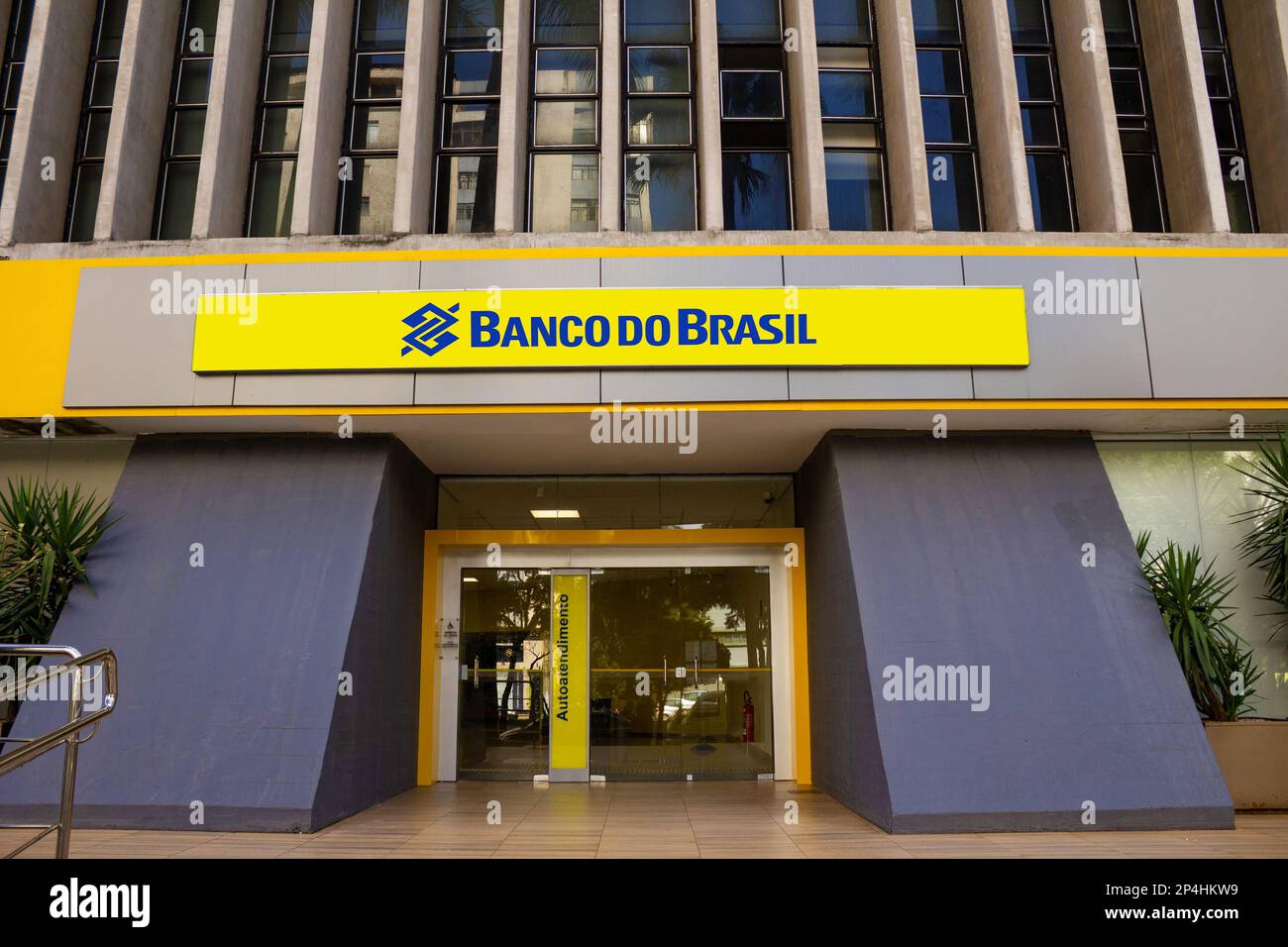 Goiania, Goias, Brasilien – 06. März 2023: Facade of a Bank of Brazil, Agency in der Stadt Goiânia in Goiás. Vorderansicht und horizontales Format. Stockfoto