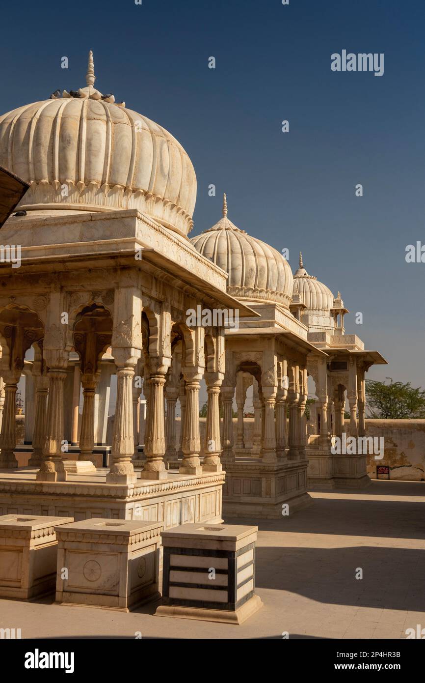 Indien, Rajasthan, Bikaner, Devikund Chhatri, Royal Crematorium, Marmor-Rathore-Familiendenkmäler Stockfoto