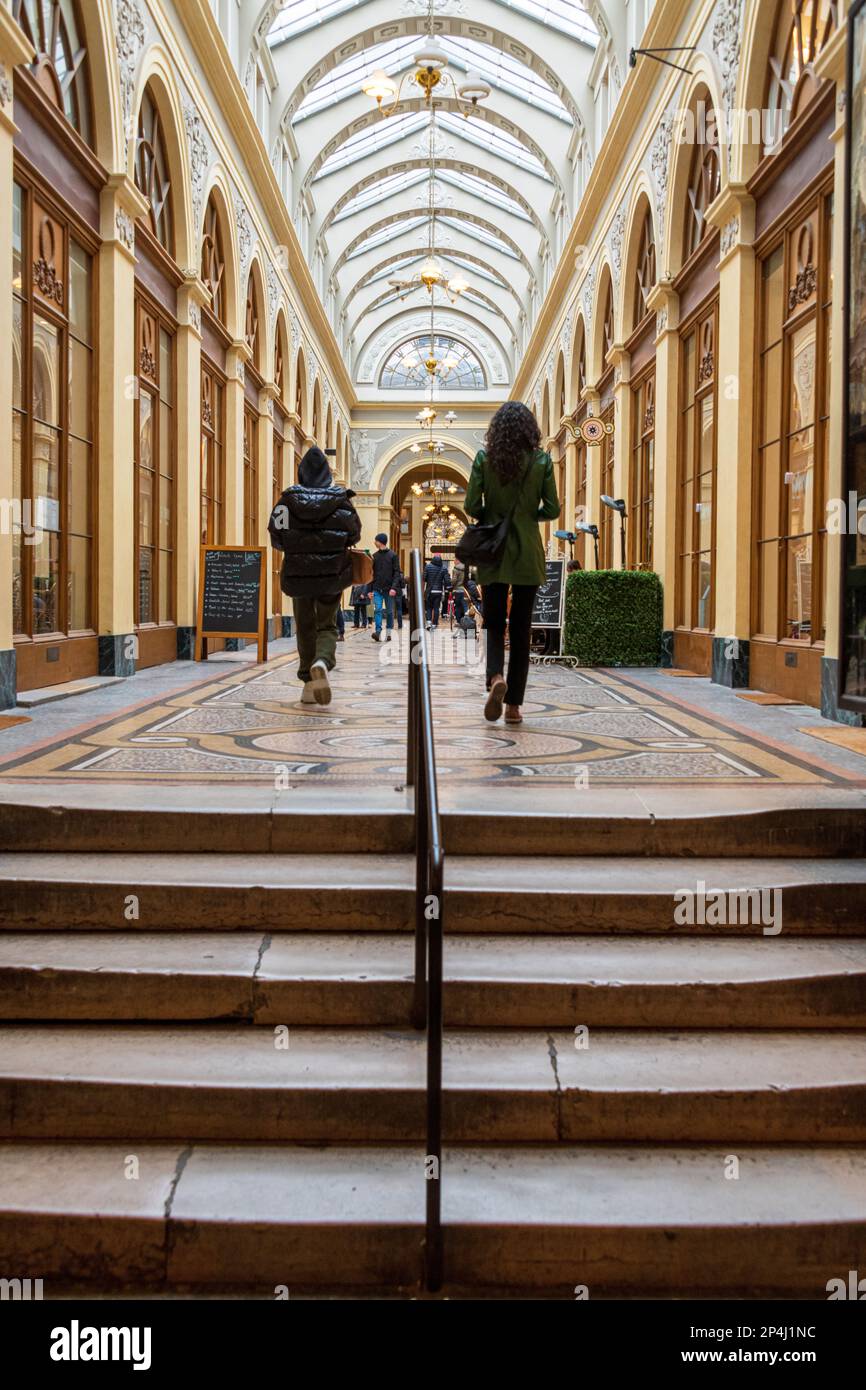 2 Frauen gehen von der Kamera weg in der Galerie Vivienne, 2. Arrondissement, Paris. Stockfoto