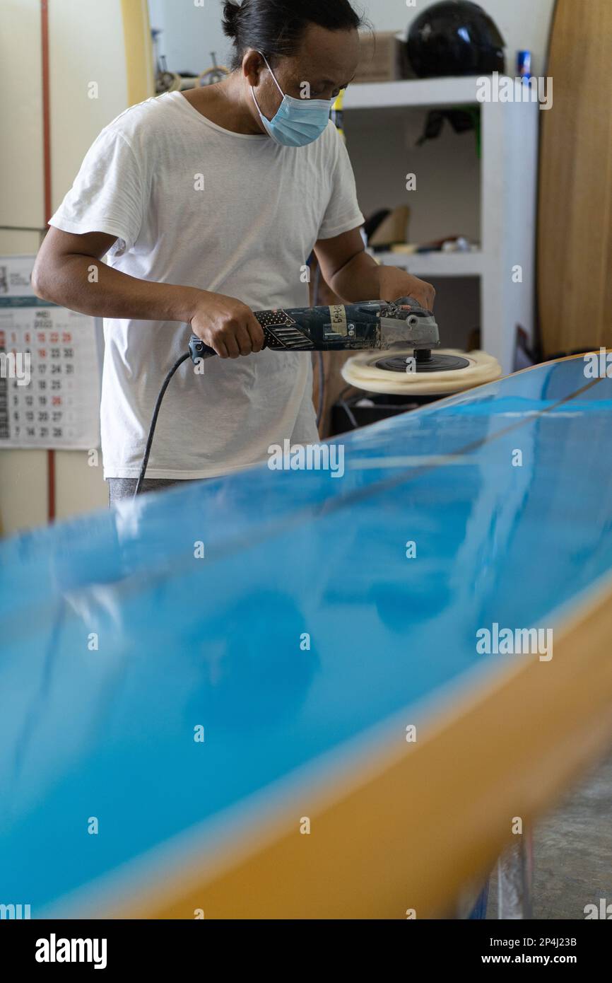Mann repariert Surfbrett, Hände nah, Surfboard Werkstatt in Bal Stockfoto