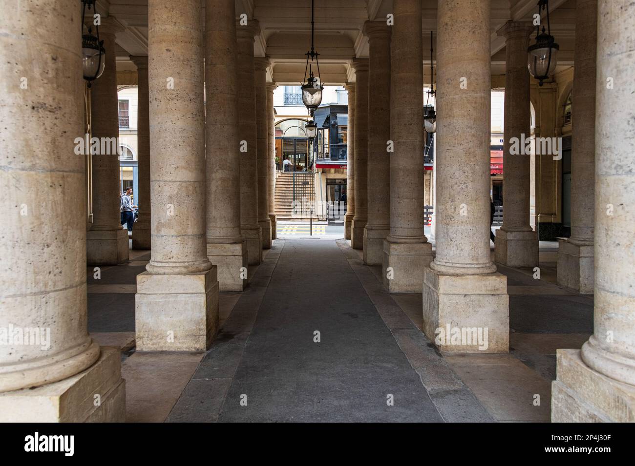 Der Innenhof des Palais Royal mit Blick auf die Rue de Beaujolais im 1. Arrondissement, Paris. Stockfoto