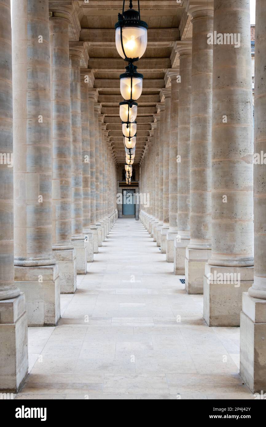 Porträtfoto der Arcade Decke und Lampen im Palais Royale im 1. Arrondissement, Paris. Stockfoto