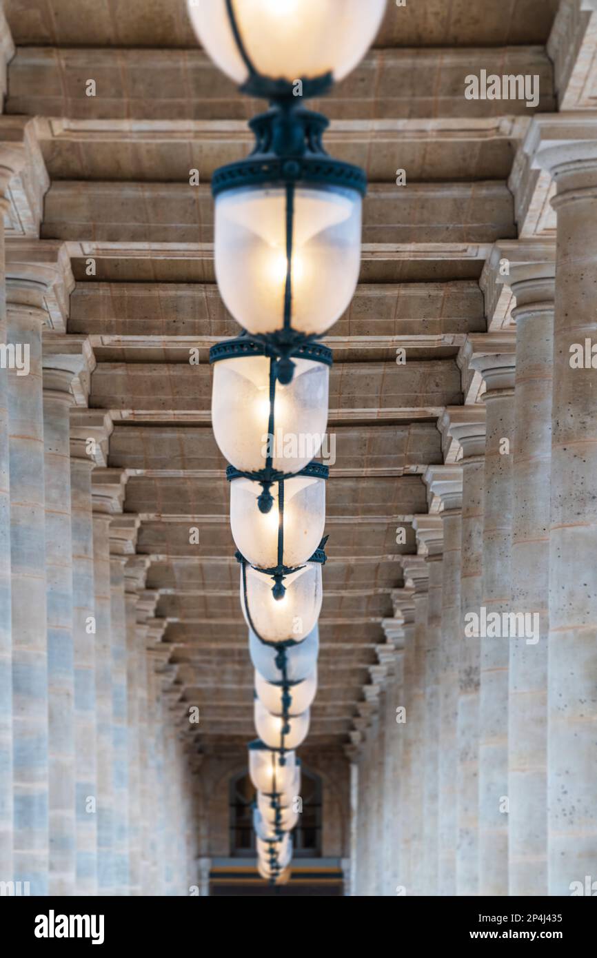 Porträtfoto der Arcade Decke und Lampen im Palais Royale im 1. Arrondissement, Paris. Stockfoto