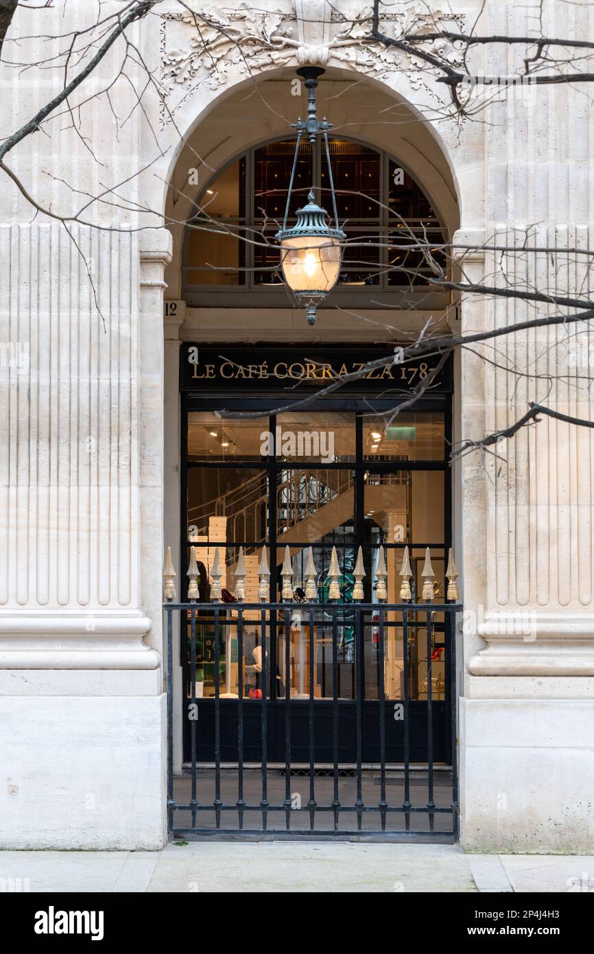 Ein Pariser Café, fotografiert vom Palais Royal im 1. Arrondissement. Stockfoto