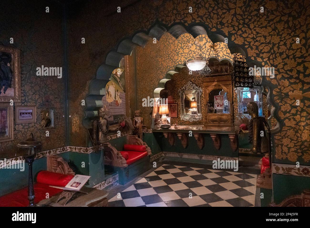 Indien, Rajasthan, Bikaner, Bhairon Vilas Heritage Hotel, traditionell eingerichtete Rezeption mit bemalten Wänden Stockfoto