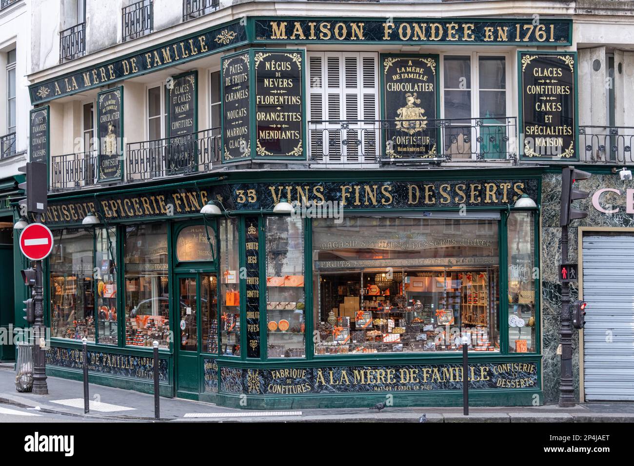 Außenfoto Eines La Mere De Famille Chocolatier in Paris, dem ältesten Schokoladenladen in Paris. Stockfoto