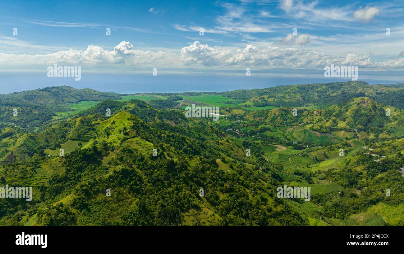 Blick von oben auf die Berglandschaft mit grünen Hügeln und Ackerland. Negros, Philippinen Stockfoto