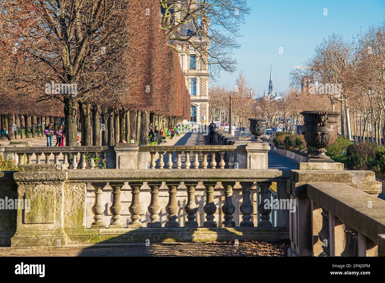 Im Jardin des Tuileries in Paris, Frankreich, genießen Sie die Frühlingssonne. Stockfoto