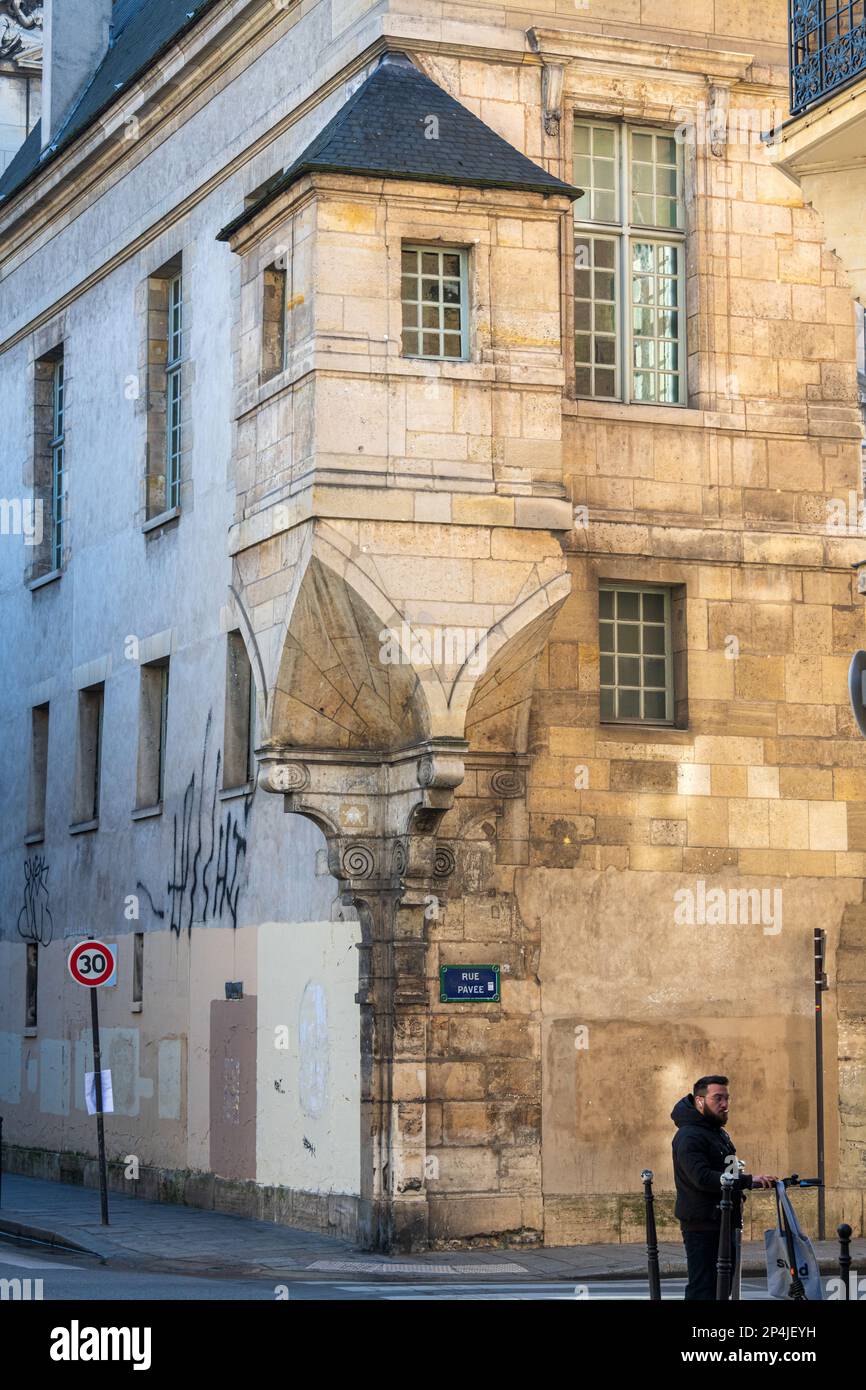 Der Revolver an der Ecke der historischen Bibliothek von Paris im Marais-Viertel, Paris, Frankreich. Stockfoto